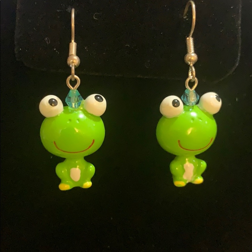 Frog figure earrings